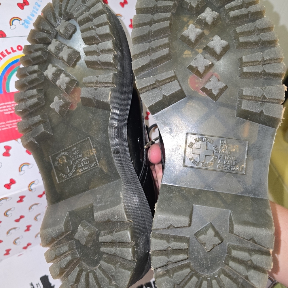 Dr. Martens Hello Kitty 60 Years 1461 Quad HK Patent Lamper Hydro Leather 7 - Picture 11 of 16